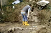 Bei den Arbeiten an der Bachunterführung sind Gummistiefel unverzichtbar