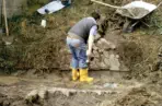 Bei den Arbeiten an der Bachunterführung sind Gummistiefel unverzichtbar